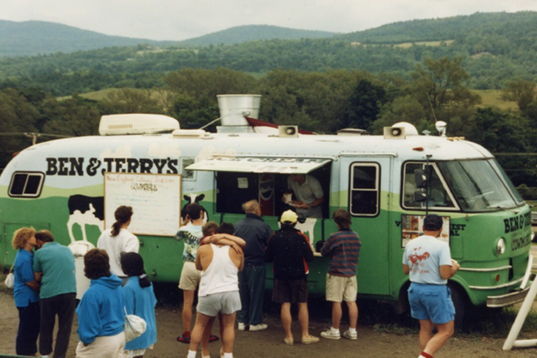 Menschen stehen vor dem Cowmobile von Ben & Jerry’s Schlange