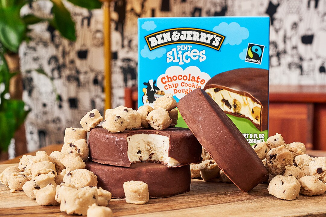 Ein Tisch voller Pint Slices und Keksteig