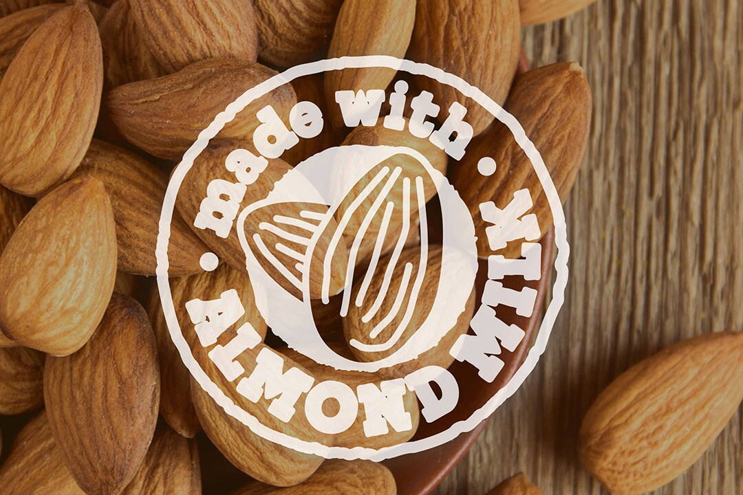 Ein Tisch voller Mandeln mit dem Logo „Made with almond milk“